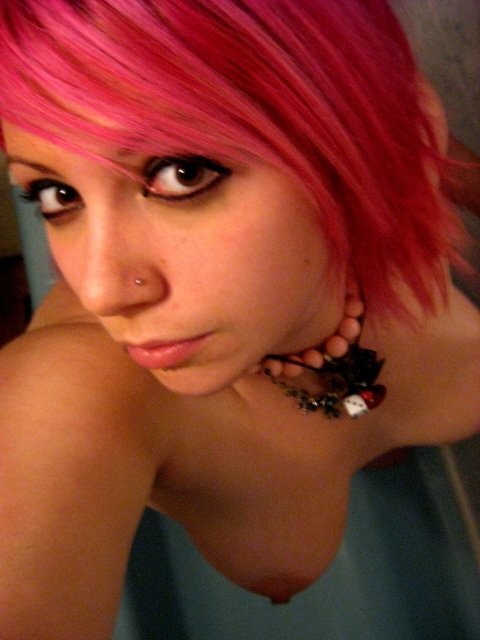Des filles emo punk rocker exhibant leur tendre chair rose.
 #78768785