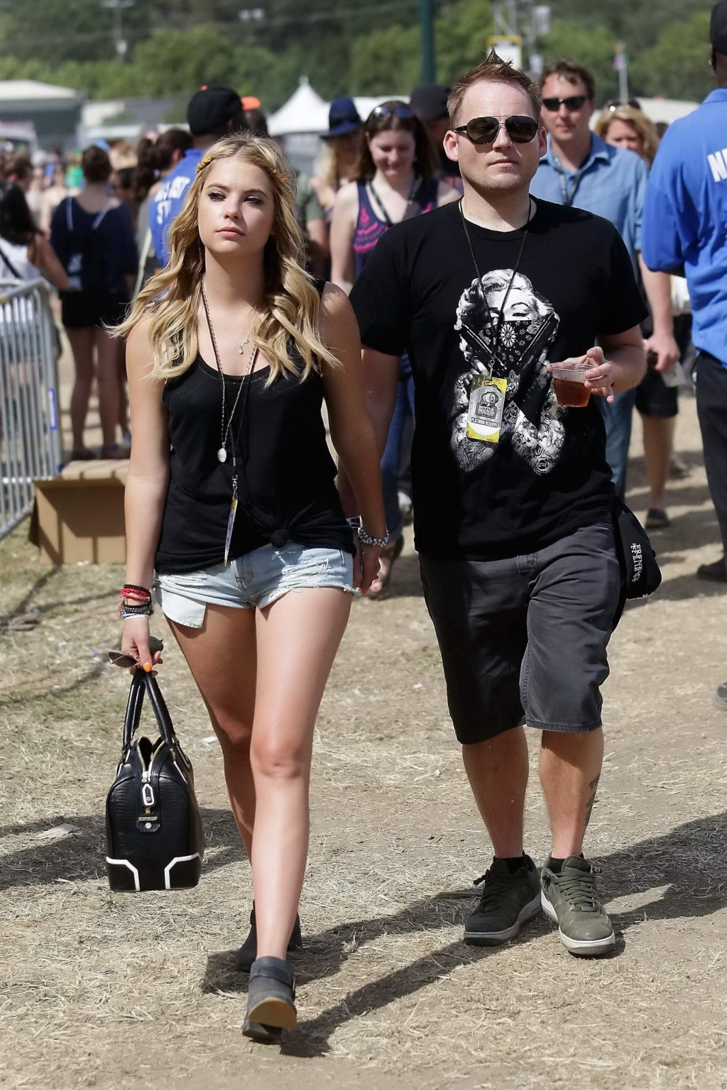 Ashley benson portant un débardeur transparent et un caleçon au festival Bandeau. 
 #75232544