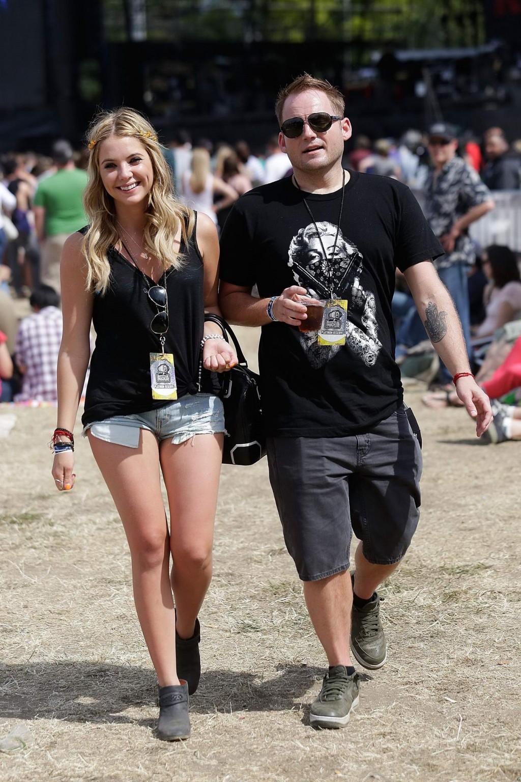 Ashley Benson trägt ein transparentes Tank-Top und Hotpants auf dem Bandeau-Festival 
 #75232550