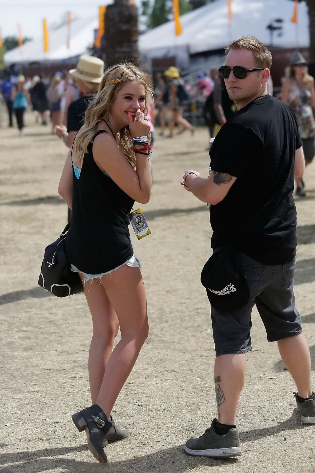 Ashley Benson trägt ein transparentes Tank-Top und Hotpants auf dem Bandeau-Festival 
 #75232595