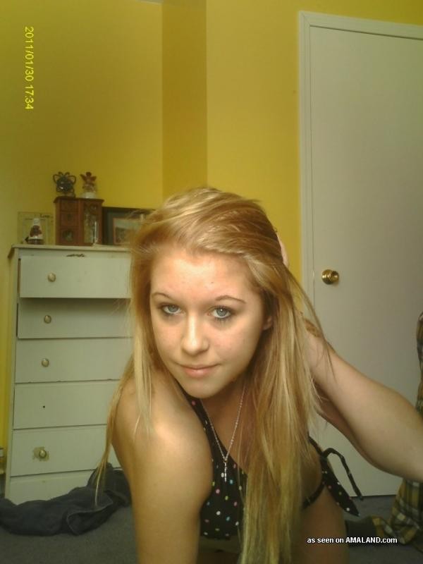 Rubia joven modelando bikinis mientras se autodispara
 #75696930