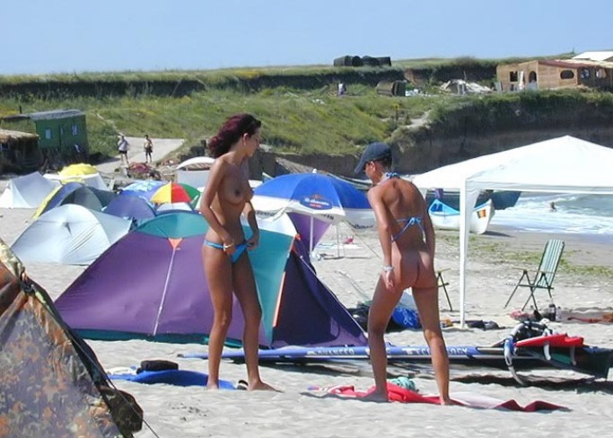 Non è timida nell'esporsi in spiaggia
 #72254279