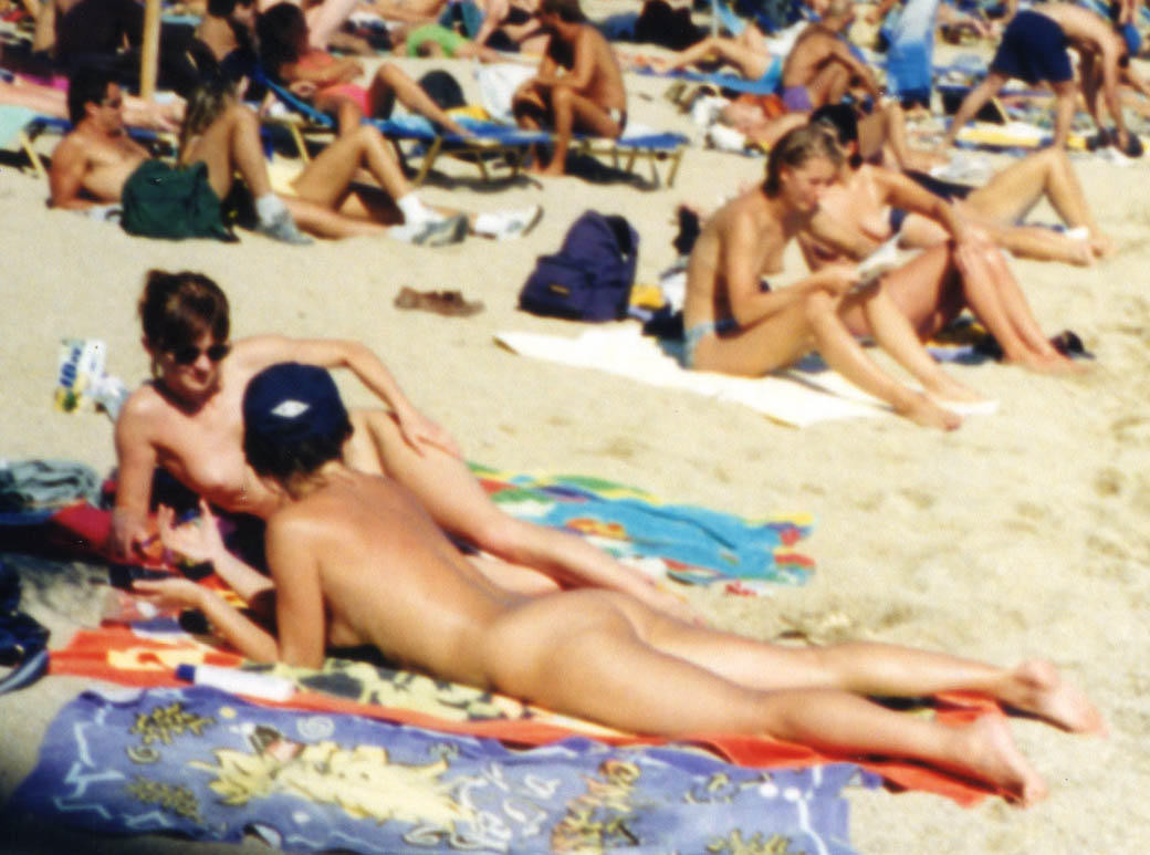 Non è timida nell'esporsi in spiaggia
 #72254375