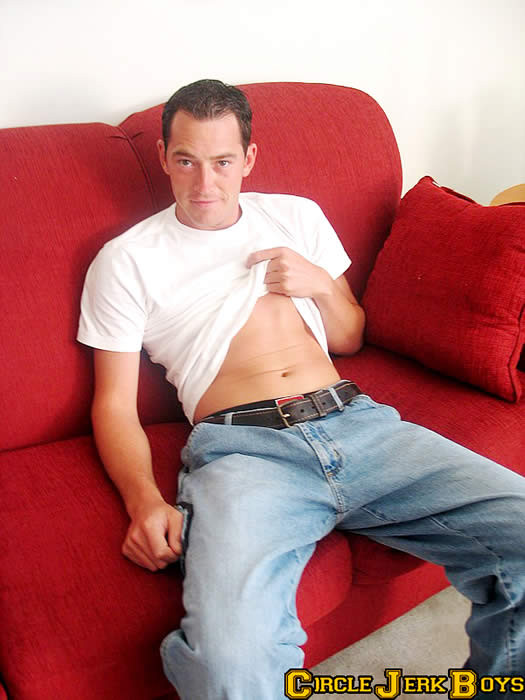 Chico amateur desnudándose y posando
 #77005378