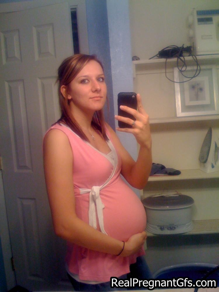 Schwangere Amateur-Mädchen posieren
 #71560714