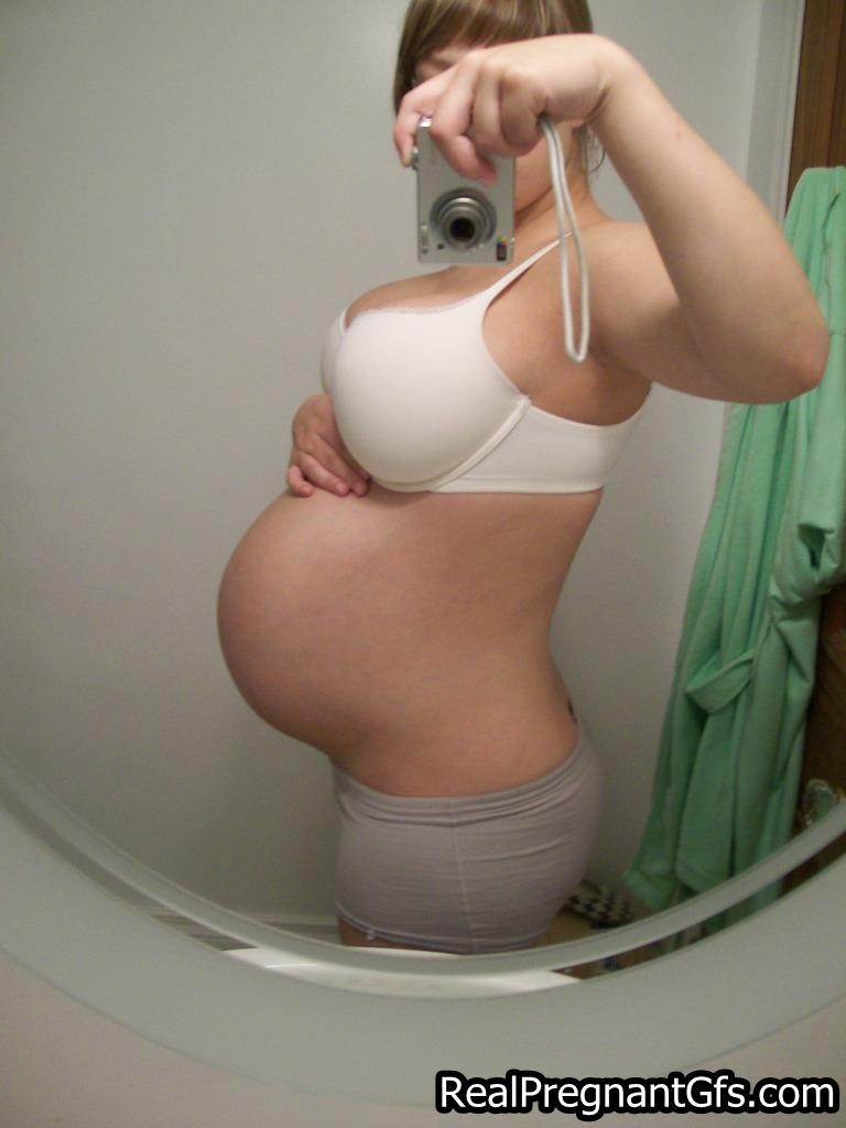 Schwangere Amateur-Mädchen posieren
 #71560720