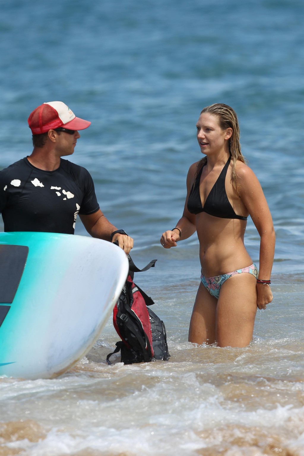 Anna torv exhibe son corps en bikini sur une plage à hawaii
 #75259485