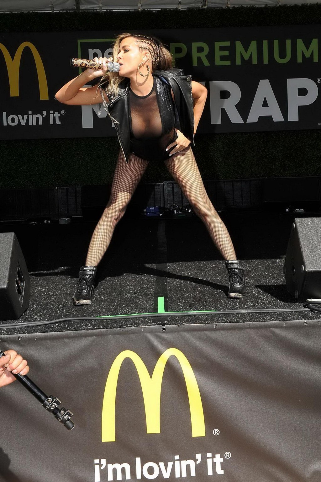 Carmen electra braless con traje transparente y medias mientras actúa en b
 #75235058