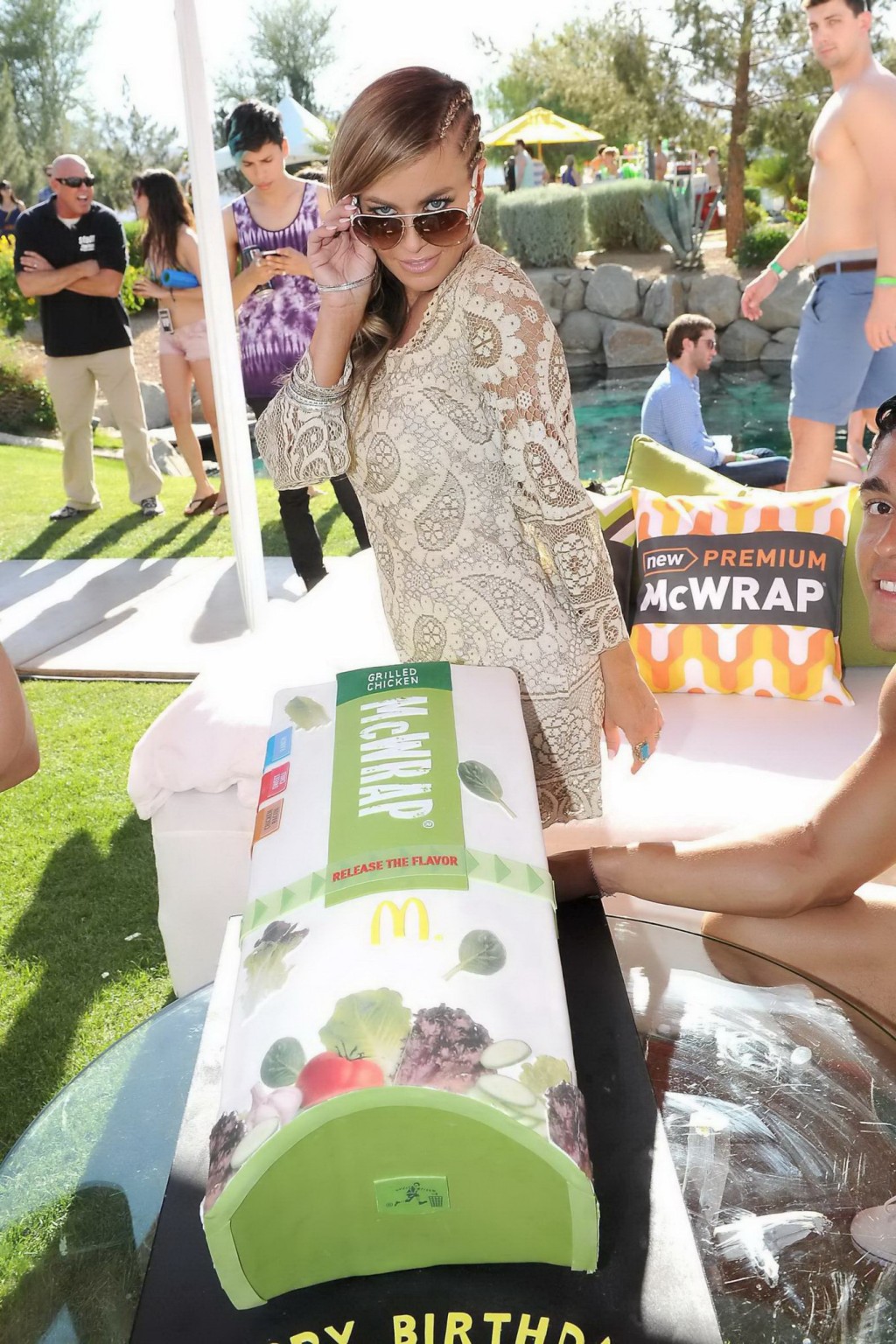 Carmen electra braless con traje transparente y medias mientras actúa en b
 #75235133