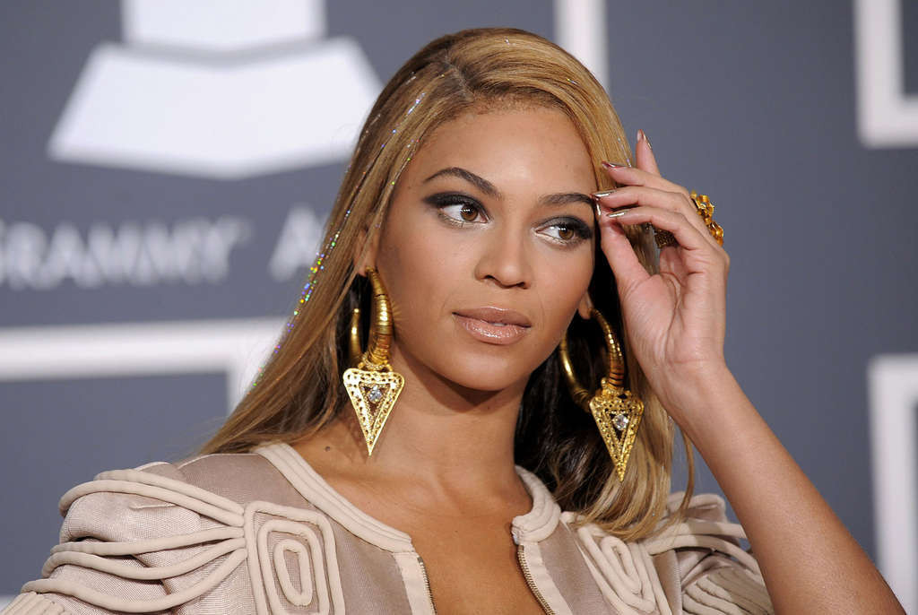 Beyonce knowles schöne upskirt im Auto Paparazzi Bilder und große Beine auf der Bühne
 #75360553