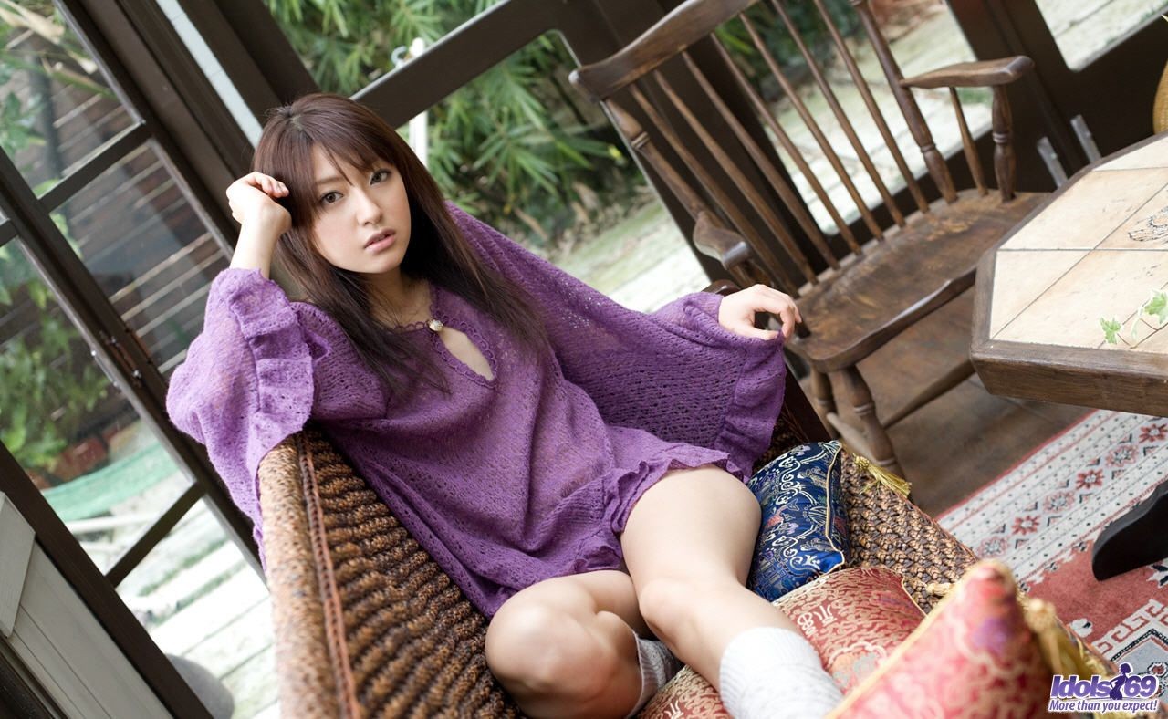 Une jeune mannequin japonaise aime montrer son cul
 #69840233