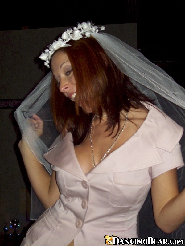 Extraños con cuerpo caliente dan ramalazos a fiesteras borrachas #79044665