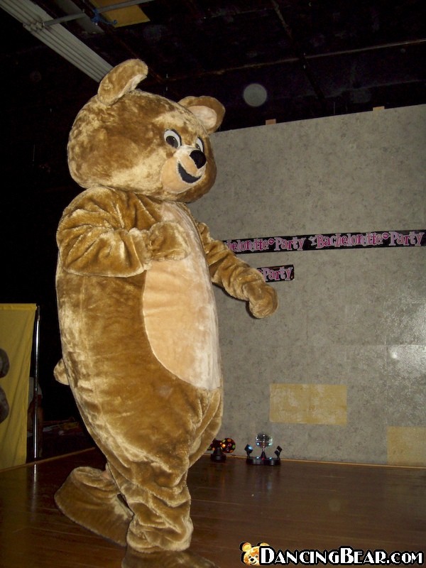 Extraños con cuerpo caliente dan ramalazos a fiesteras borrachas #79044668