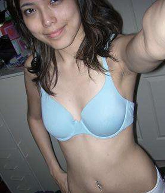 Asiatische coed geht voll nackt in Couch zeigt squeezable Titten
 #69906815