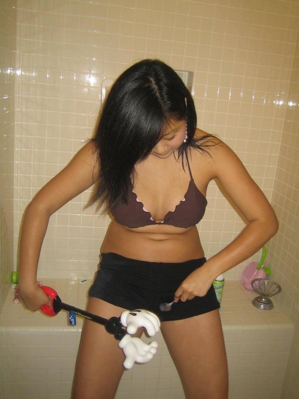 Asiatische coed geht voll nackt in Couch zeigt squeezable Titten
 #69906872