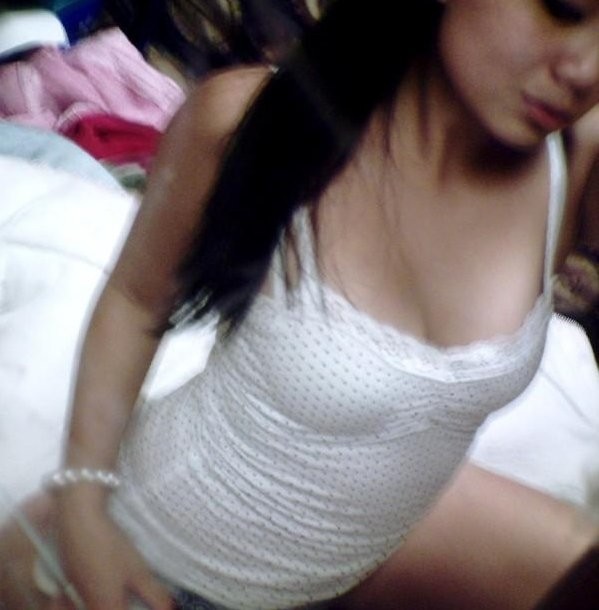Asiatische coed geht voll nackt in Couch zeigt squeezable Titten
 #69906924