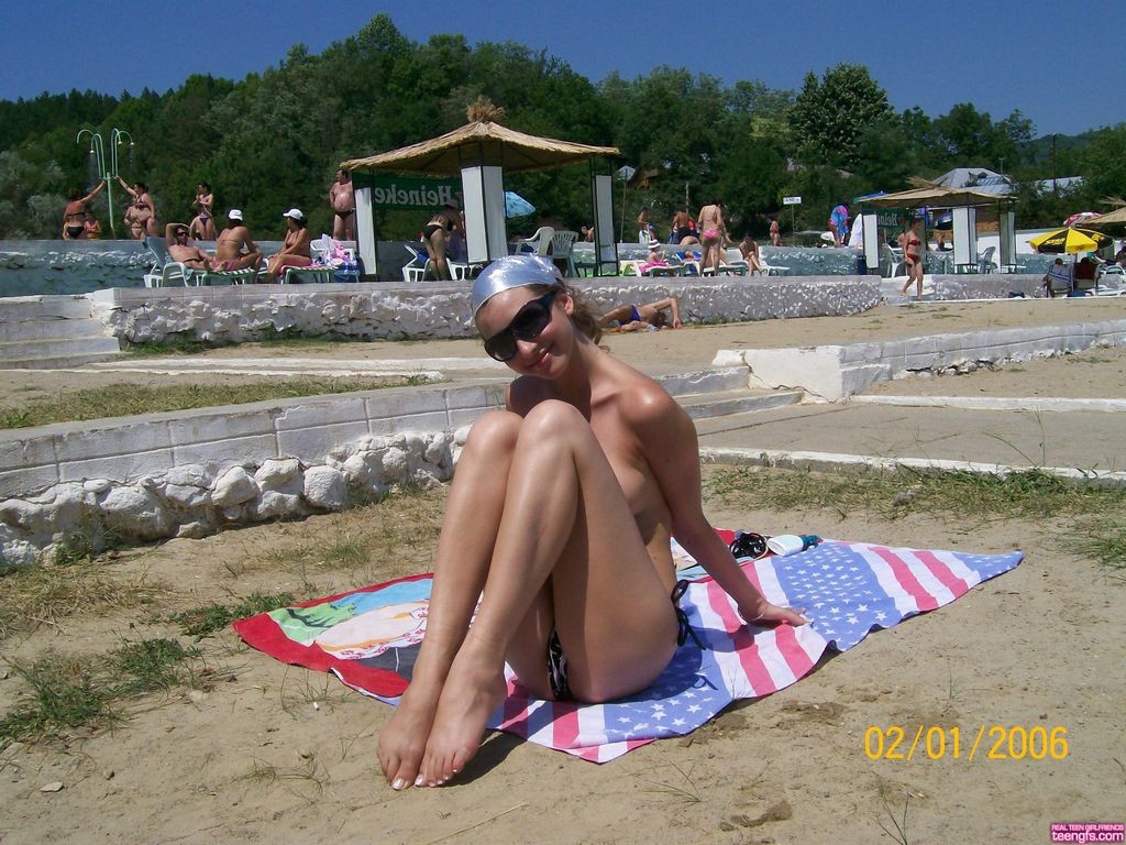 Joven bronceándose en topless en público con su amiga
 #78911815