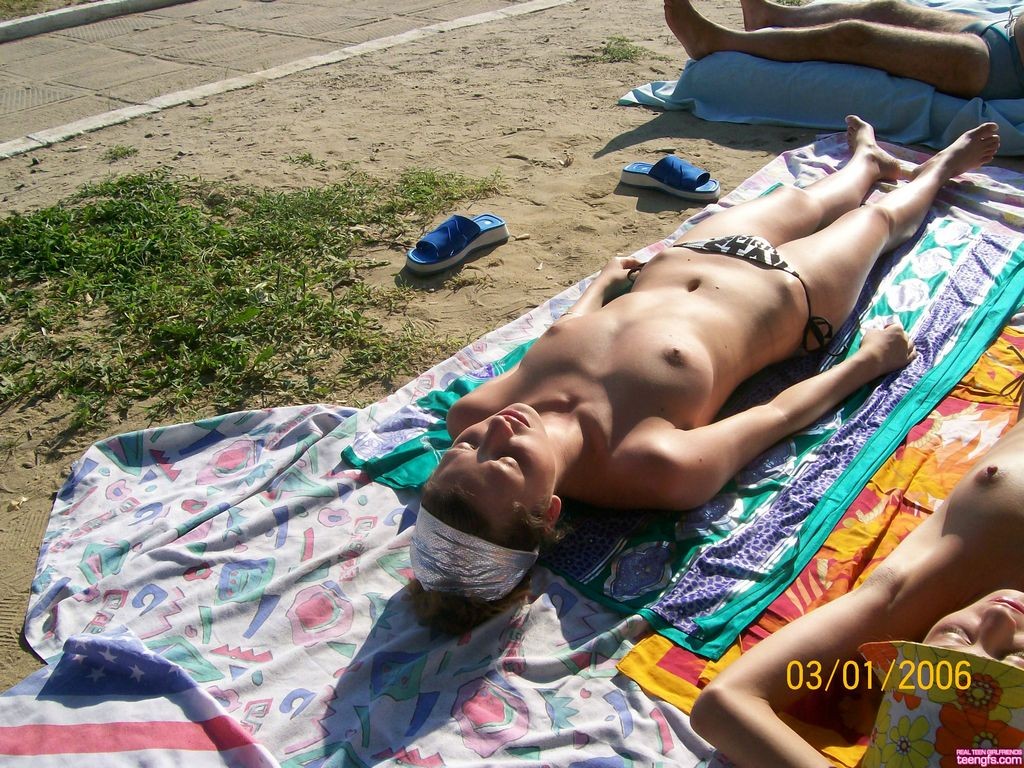 Joven bronceándose en topless en público con su amiga
 #78911856