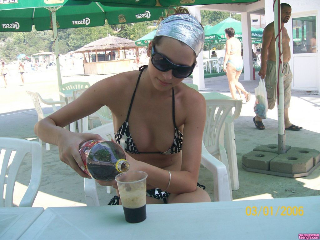 Joven bronceándose en topless en público con su amiga
 #78911862