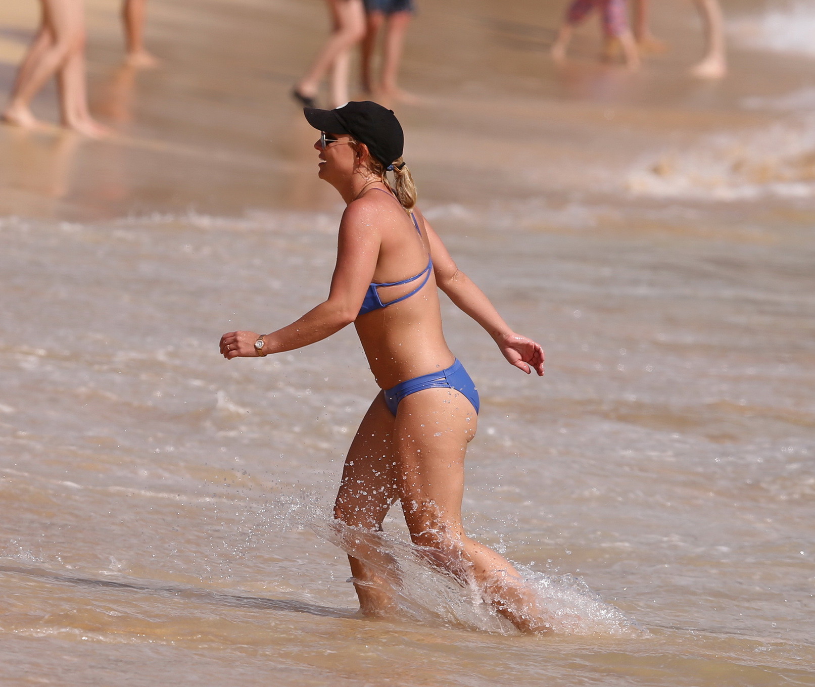 Britney spears botín con escaso bikini azul en la playa en hawaii #75168985