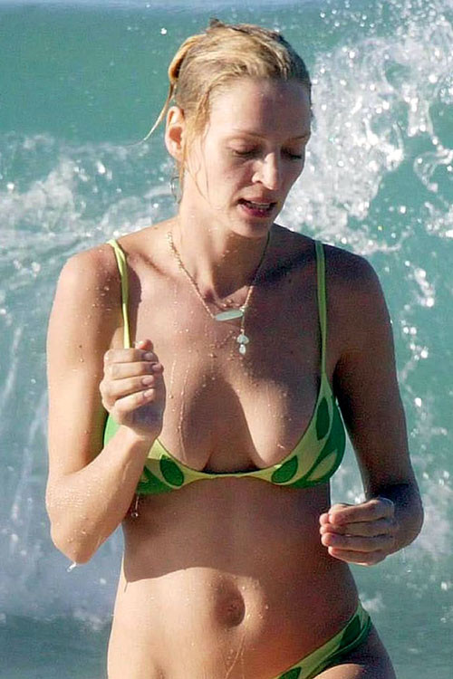 Uma thurman zeigt ihre schönen großen Titten am Strand und posiert im Bikini
 #75401771