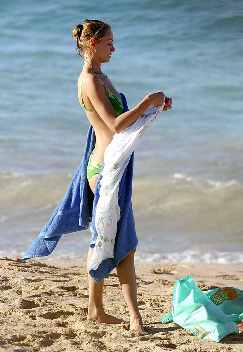 Uma thurman mostrando sus bonitas tetas grandes en la playa y posando en bikini
 #75401781