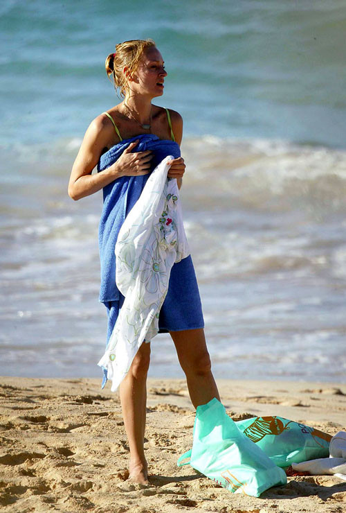 Uma thurman mostrando sus bonitas tetas grandes en la playa y posando en bikini
 #75401796