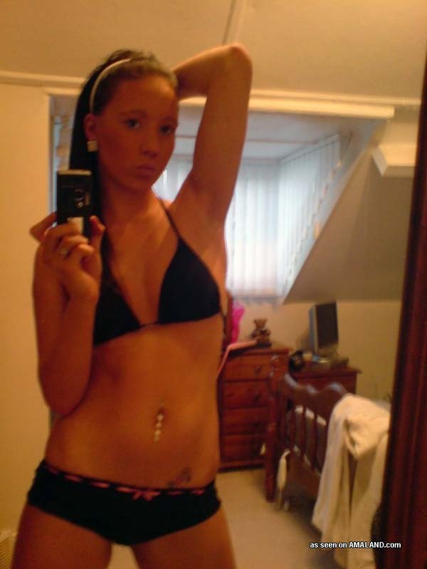 Posieren in ihrem Bikini
 #68172961