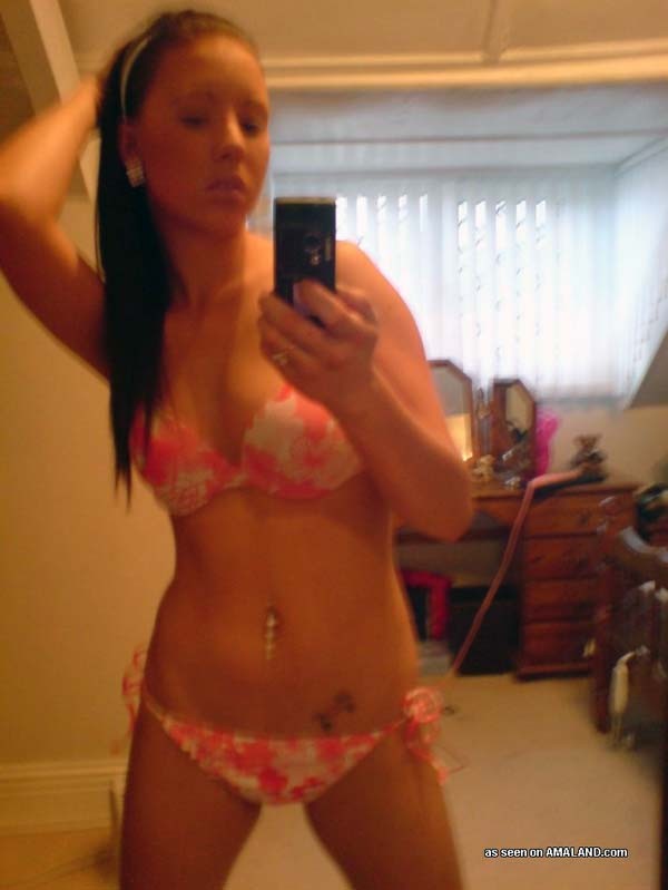 Posieren in ihrem Bikini
 #68172974