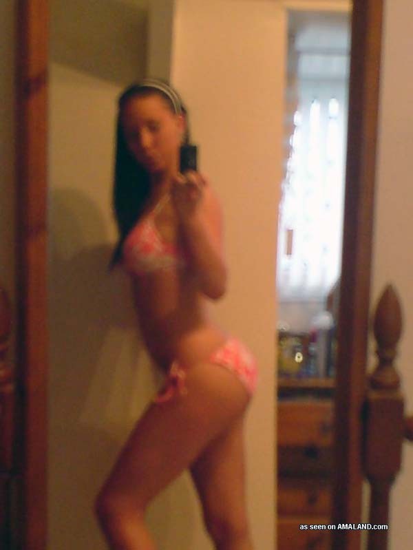Posieren in ihrem Bikini
 #68172983