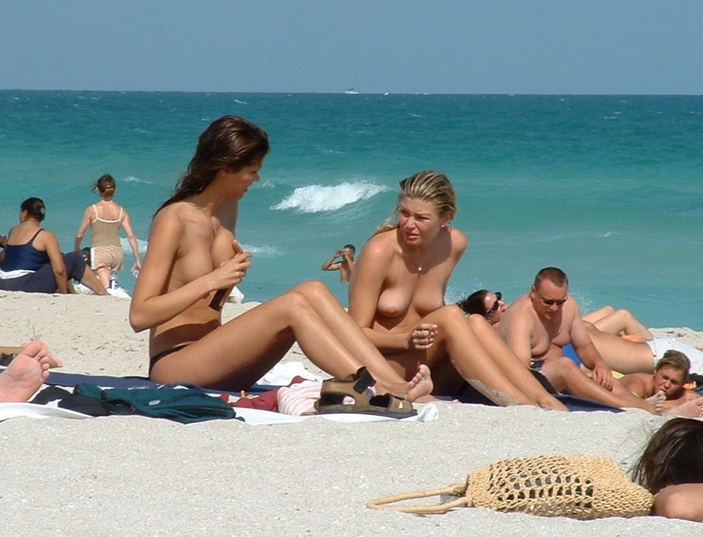La bionda si diverte a stare nuda su una spiaggia pubblica
 #72253845