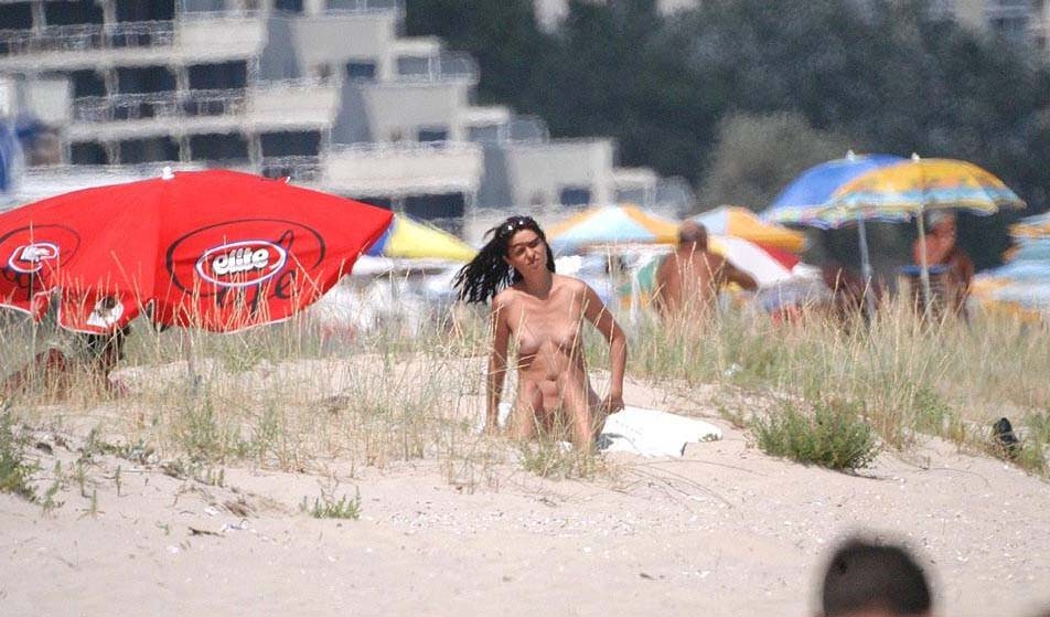 La bionda si diverte a stare nuda su una spiaggia pubblica
 #72253849