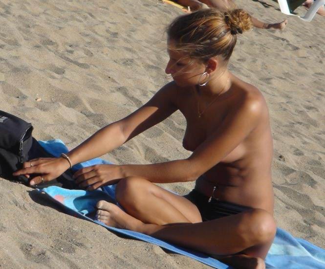 La bionda si diverte a stare nuda su una spiaggia pubblica
 #72253888