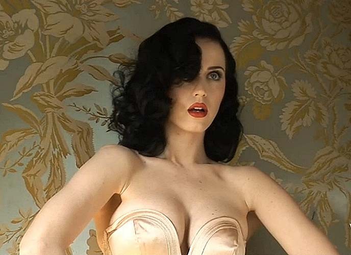 Katy Perry exposant son corps sexy et ses énormes seins derrière la scène
 #75280415