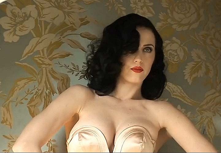 Katy Perry esponendo il suo corpo sexy e tette enormi dietro il palco
 #75280418