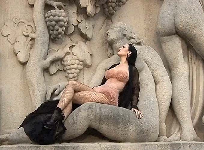 Katy Perry entblößt ihren sexy Körper und riesige Brüste hinter der Bühne
 #75280430