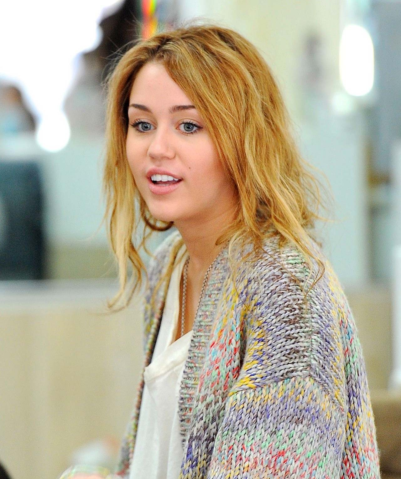Miley cyrus exponiendo sus tetas e intentando tapar el coño en una foto privada de desnudo robado
 #75324741