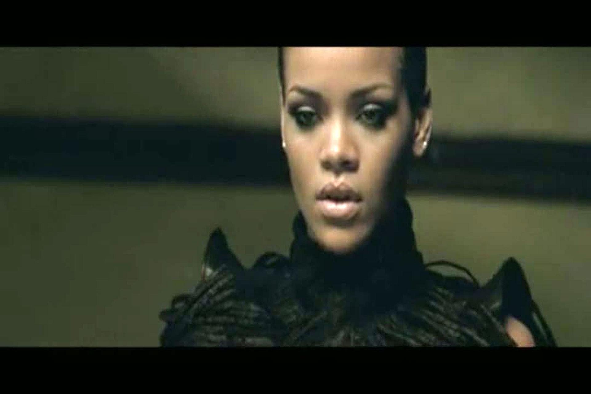 Rihanna sieht heiß und sexy in Caps aus ihrem letzten Videospot aus
 #75374005