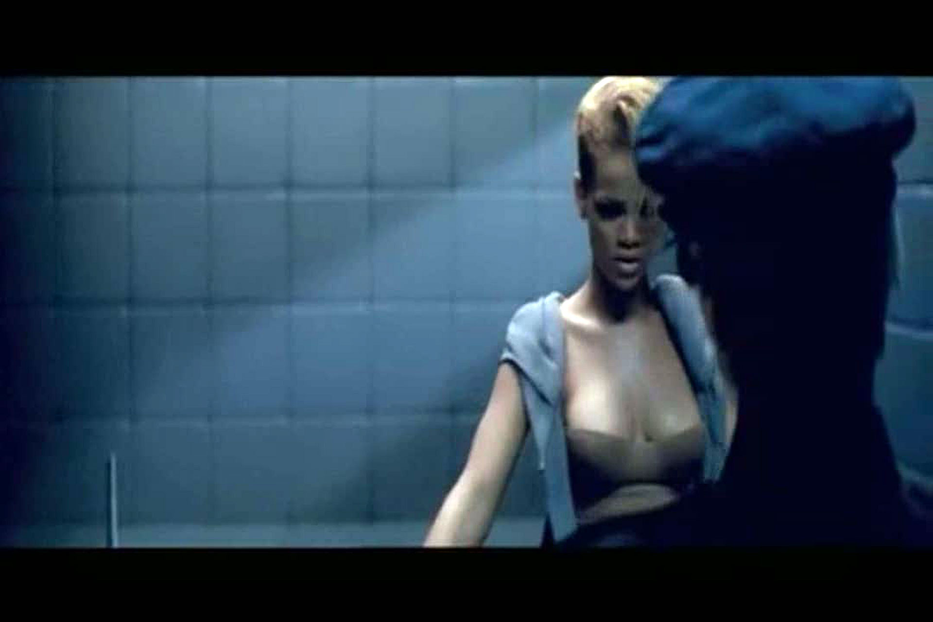 Rihanna sieht heiß und sexy in Caps aus ihrem letzten Videospot aus
 #75374015