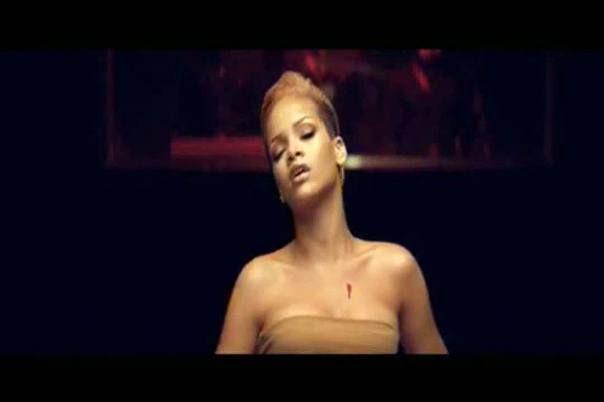 Rihanna sieht heiß und sexy in Caps aus ihrem letzten Videospot aus
 #75374030