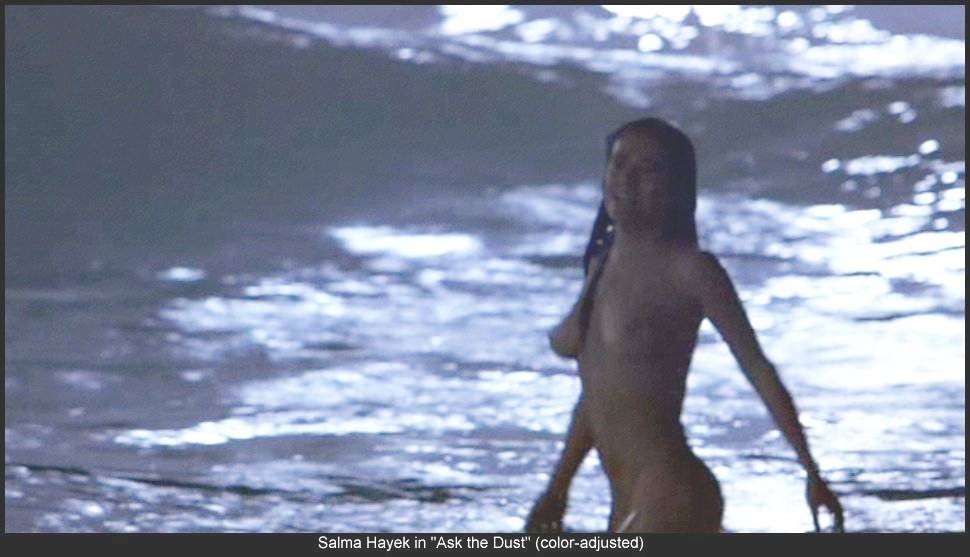 Salma Hayek prende una nuotata nuda nell'oceano
 #75372624