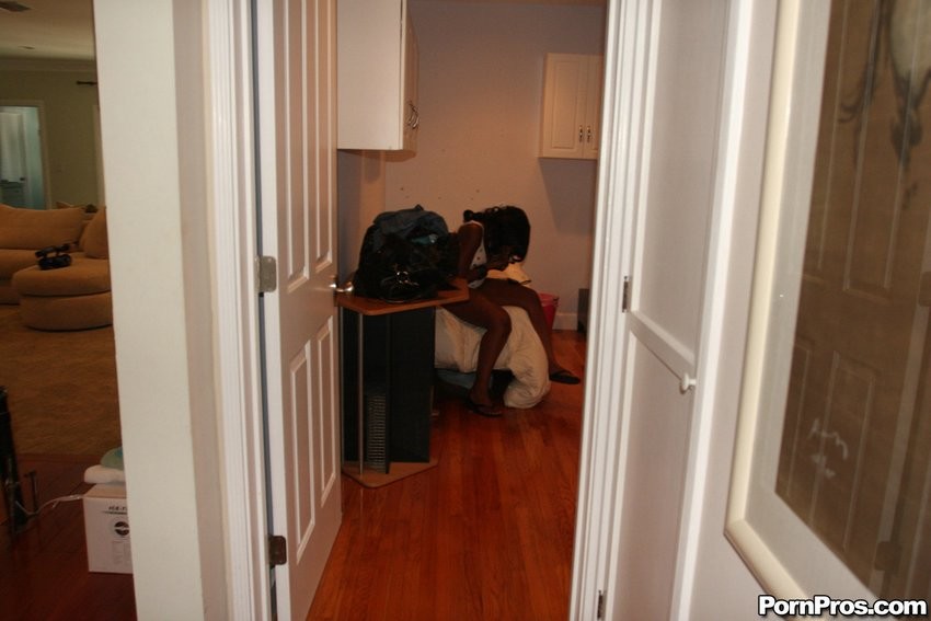 Vier schwarze Hacken werden von einem glücklichen Kerl gefickt
 #70502643