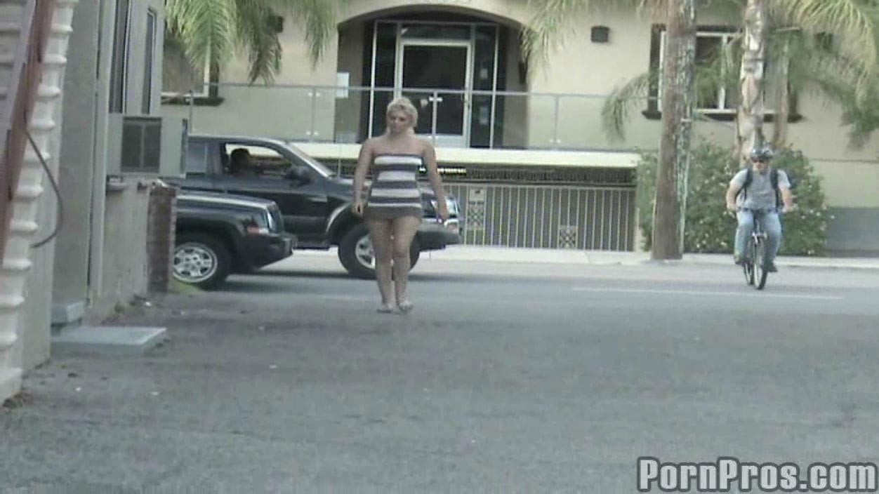 Blonde Ehefrau beim Fremdgehen auf einer Spycam erwischt
 #75139393