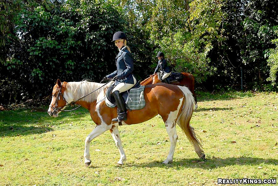 Des jeunes super chaudes aux petits seins font de l'équitation jusqu'à la grange où elles partagent un...
 #67310815
