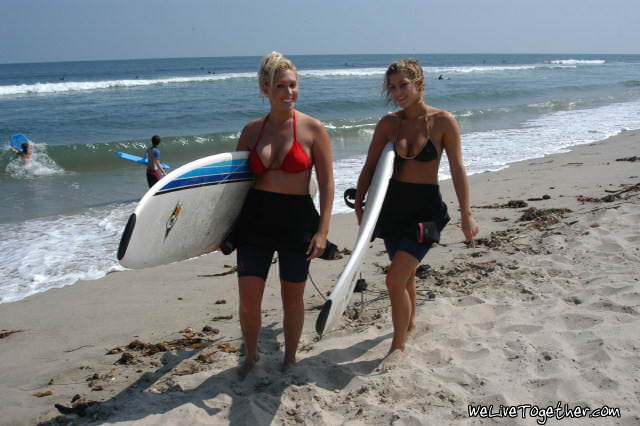 3 buceadoras sexy recién salidas de la playa se quitan el bikini y se meten en la cama
 #72318279