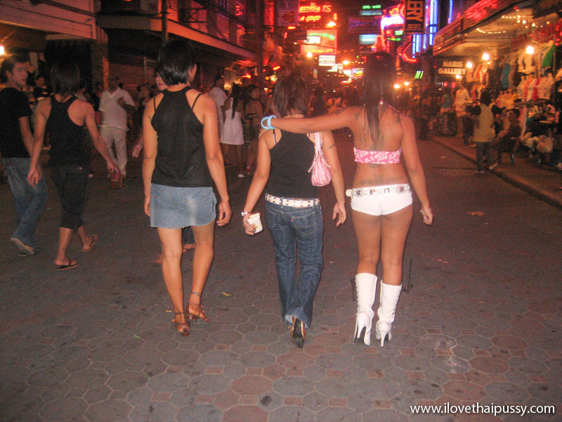 Vere prostitute di strada thailandesi che scopano un turista sessuale svedese
 #69934068