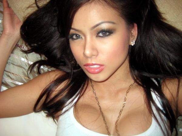 Une asiatique sexy et chaude qui fait une super pipe dans sa chambre.
 #69917695