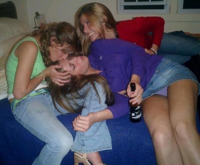 Betrunkene College-Mädchen beim Spring Break, die ihre zarten Titten zeigen
 #76398823