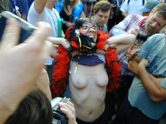 Betrunkene College-Mädchen beim Spring Break, die ihre zarten Titten zeigen
 #76398836