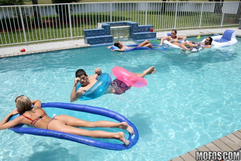 Tre deliziose ragazze si fanno scopare ad una festa in piscina in una giornata di sole
 #78607401